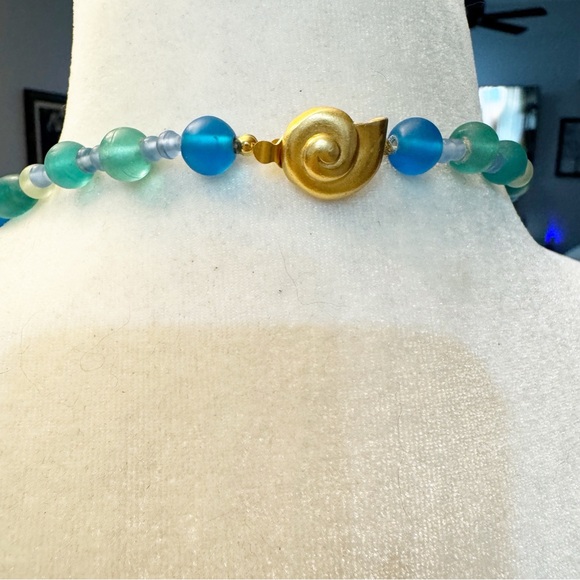 Beautiful Frosted Sea Glass Shell Clasp Necklace Beaded Statement Chunky Signed - Picture 9 of 13